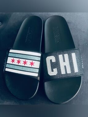 Victoria’s Secret PINK Chicago Slides/logo/ size 10/NWOT